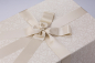 Preview: Das Design der Brautkleidbox Beige Labyrinth ist sehr elegant und zeitlos.
